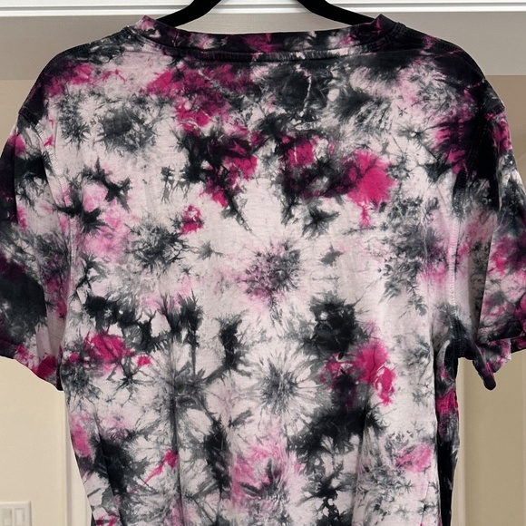 Men's - GUESS Black & Pink Tie-Dye Mushrooms T-Shirt - Size L - Picture 10 of 11